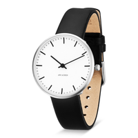 Arne Jacobsen City Hall hvidt ur 34 mm i stål med sort læderrem set fra vinkel.