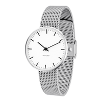 Arne Jacobsen City Hall hvidt ur 34 mm i stål med mesh-rem set fra vinkel.