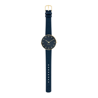 Arne Jacobsen City Hall Oxford Blue armbåndsur med oxfordblå læderrem og guldspænde.