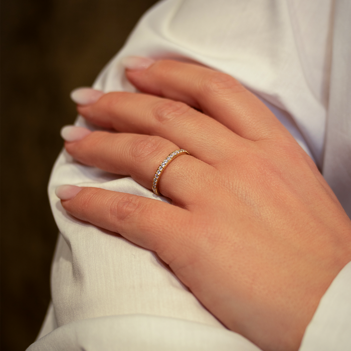 Ashley alliancering i forgyldt sølv vist på hånd