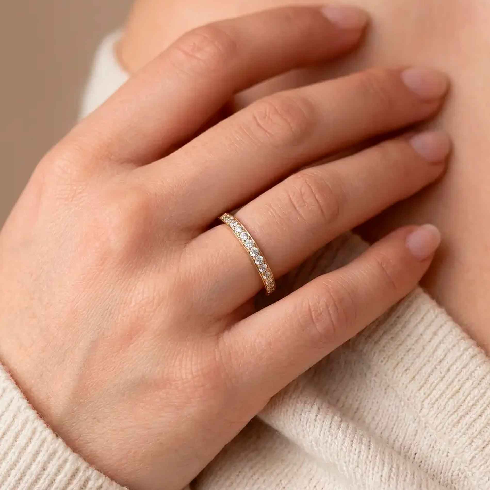 Ashley alliancering i forgyldt sølv med hvide zirkonia båret på hånd