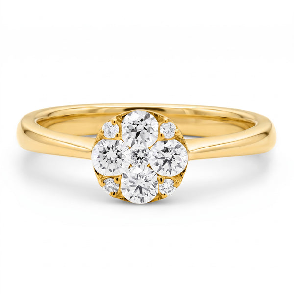 Asta ring i 18 karat guld med en klynge af 9 diamanter på i alt 0,40 carat, hvid baggrund