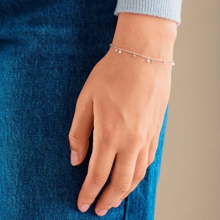 Pernille Corydon Glow armbånd i genanvendt sterling sølv, set på model