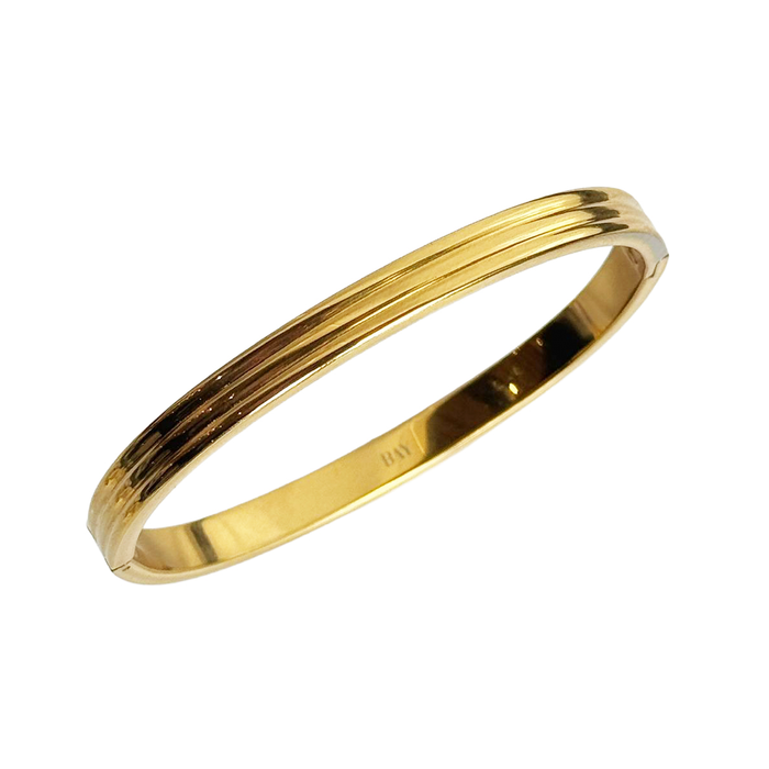 Bay by Aqua Dulce Lined armring i 18 karat PVD forgyldt rustfrit stål med elegante linjedetaljer