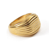Bay by Aqua Dulce Signet Lines ring i 18 karat PVD forgyldt rustfrit stål med organisk signetdesign og elegante linjedetaljer