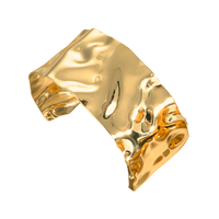 Bay by Aqua Dulce Soft Big armring i 18 karat PVD forgyldt rustfrit stål med bredt organisk skulpturelt design