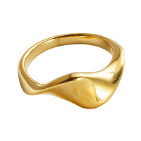 Bay by Aqua Dulce Soft ring i 18 karat PVD forgyldt rustfrit stål med organisk skulpturelt design