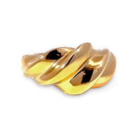 Bay by Aqua Dulce Carmen ring model B6354 i 18 karat PVD-belagt rustfrit stål med guldfarvet organisk snoet design