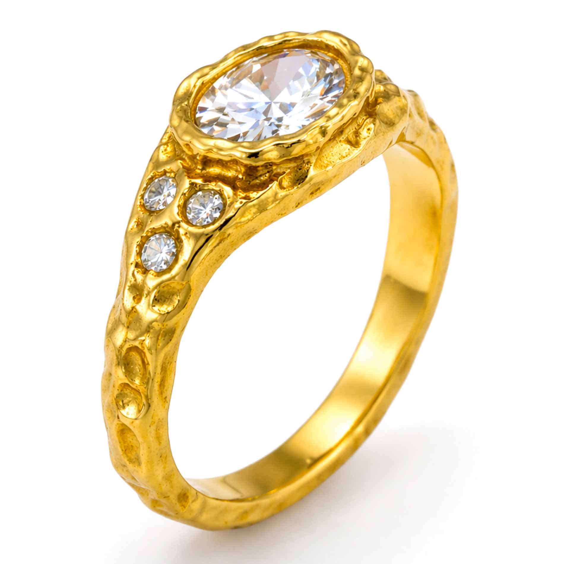 Bay by Aqua Dulce Claire Oval ring i forgyldt stål med stor oval klar sten og mindre klare sten