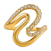 Bay by Aqua Dulce Claire Wavy ring i forgyldt stål med klare zirkonia