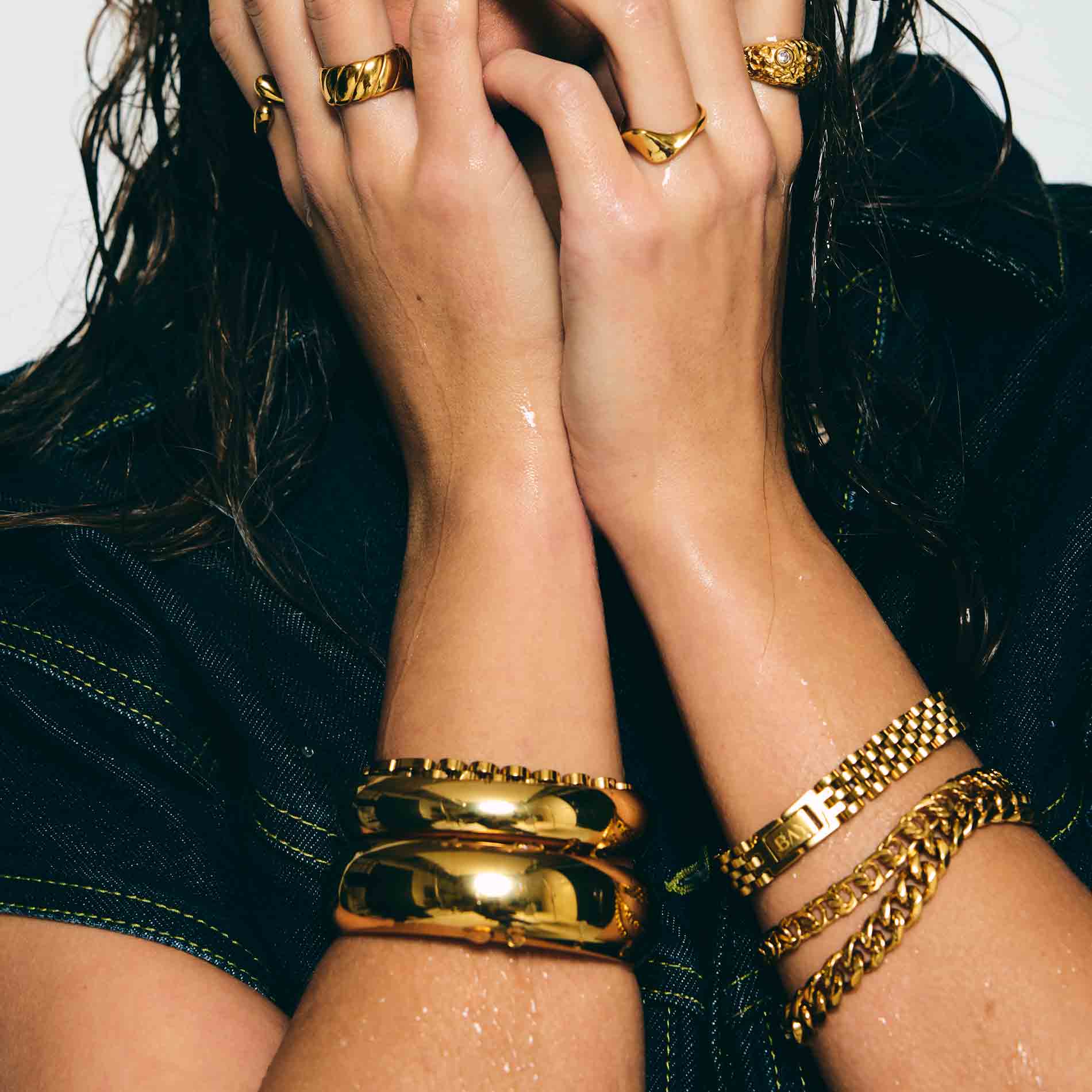 Bay by Aqua Dulce Heawy Kelly forgyldt stål armbånd båret på håndleddet