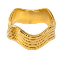 Bay by Aqua Dulce Lined ring i forgyldt stål med bølgede linjer