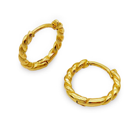 Bay by Aqua Dulce Lucie Hoop 13 mm model B6347 guldfarvede creoler i 18 karat PVD-belagt rustfrit stål med snoet design