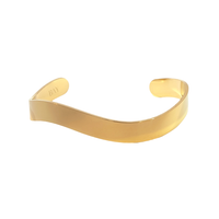 Bay by Aqua Dulce Shine armring model B6657 i 18 karat PVD-belagt rustfrit stål med guldfarvet organisk design