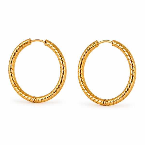 Bay by Aqua Dulce Veya 12 mm Hoops øreringe i guldfarvet finish, set forfra