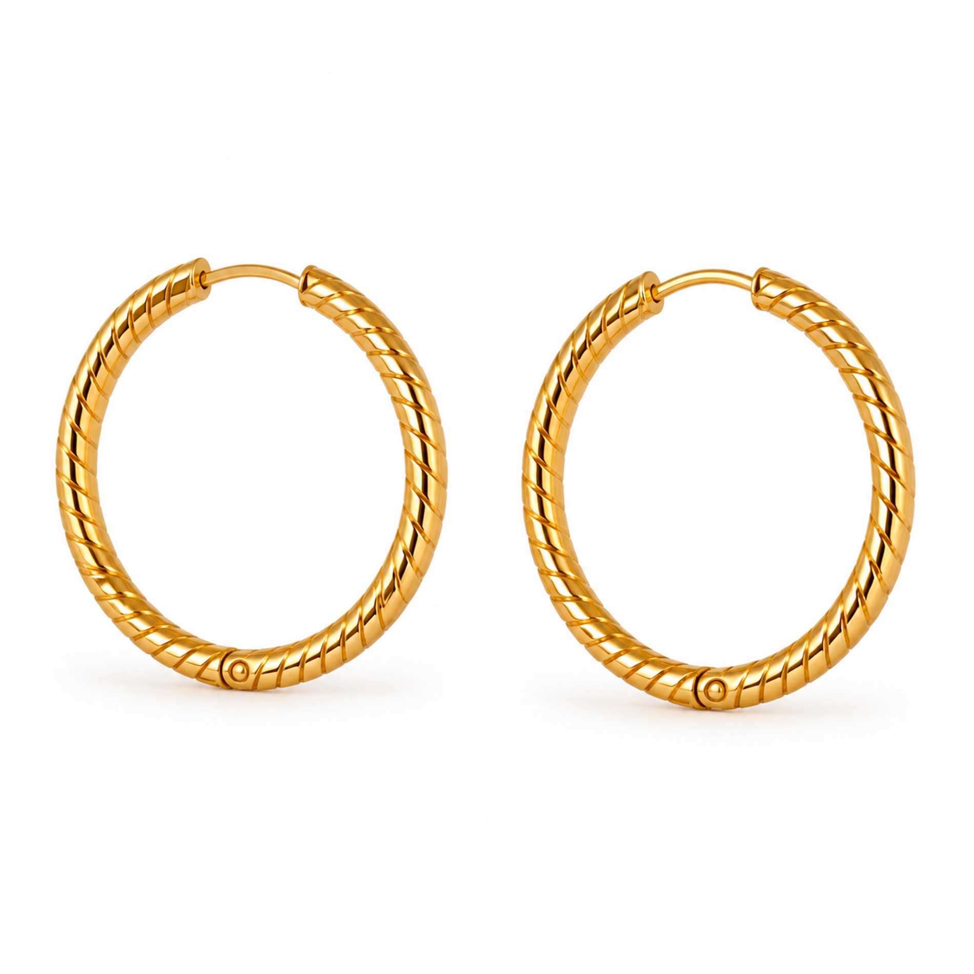 Bay by Aqua Dulce Veya 12 mm Hoops øreringe i guldfarvet finish, set forfra