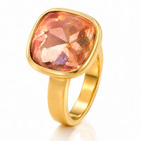 Bay by Aqua Rose Square ring i forgyldt stål med stor roséfarvet facetteret sten