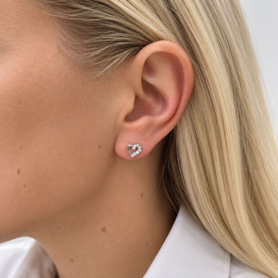Bella diamantørestikker i 18 karat hvidguld båret i øret