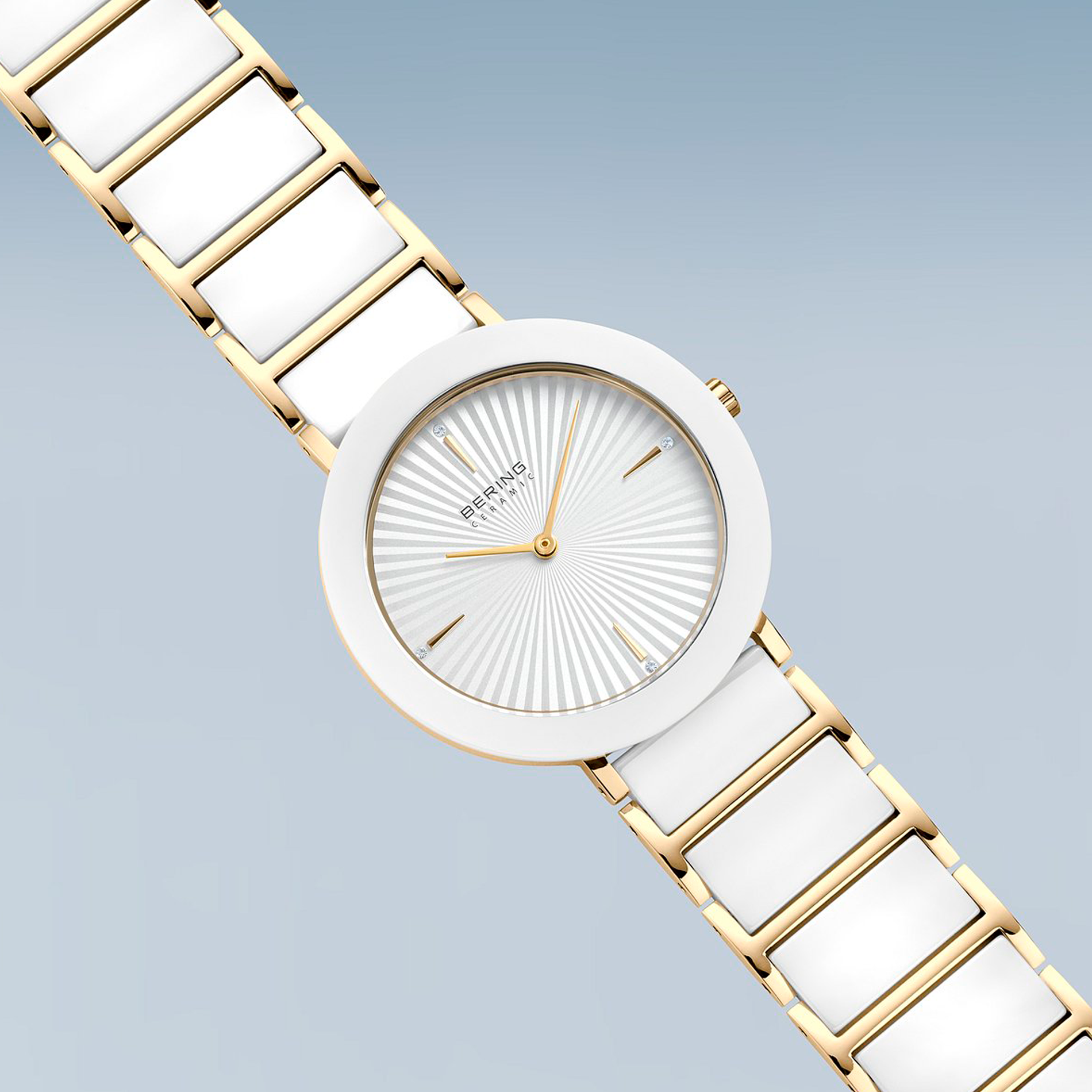 Nærbillede af Bering Ceramic 34 mm med elegante stenmarkeringer og keramisk design