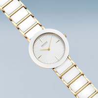 Nærbillede af Bering Ceramic 34 mm med elegante stenmarkeringer og keramisk design