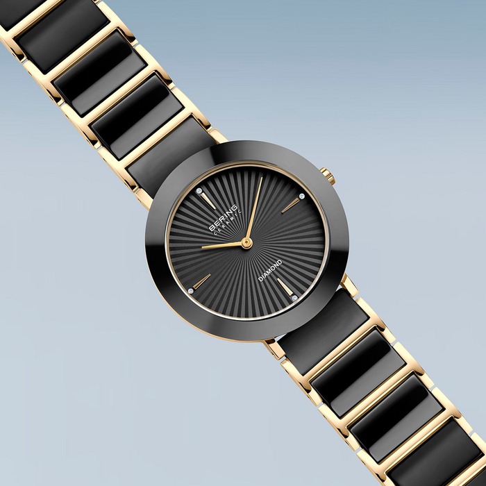 Detaljebillede af Bering Ceramic dameur med sort urskive og diamantdetaljer