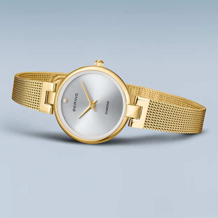 Bering Classic 24 mm dameur model 17724-330 med guldfarvet Milanaise-armbånd og sølvfarvet urskive