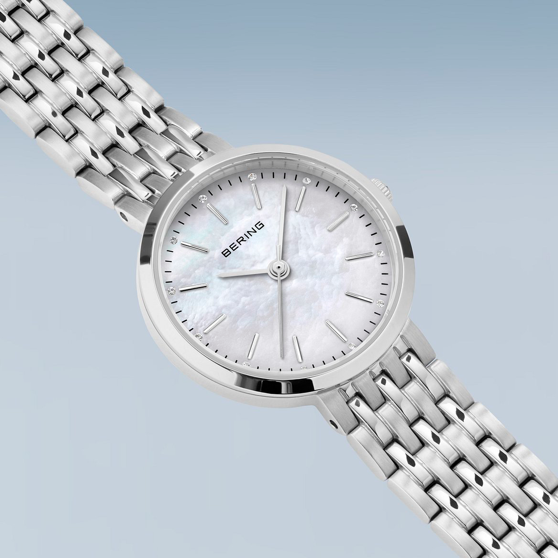 Detaljebillede af Bering Classic 26 mm med hvid perlemor og stenmarkeringer