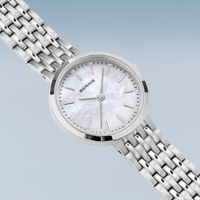 Detaljebillede af Bering Classic 26 mm med hvid perlemor og stenmarkeringer