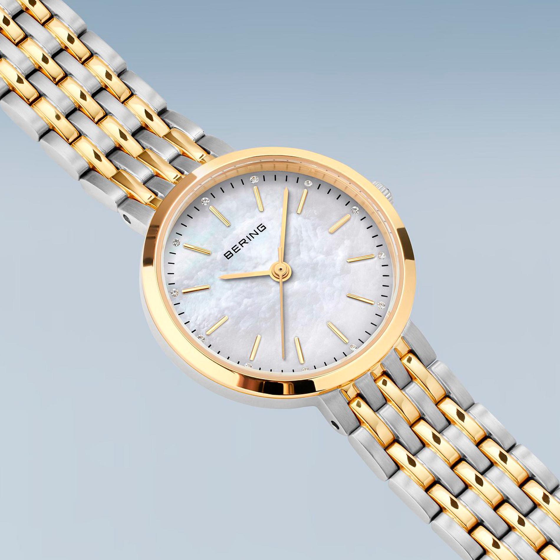Bering Classic 19126-710 dameur vist i vinklet produktvisning med gulddetaljer og hvid urskive