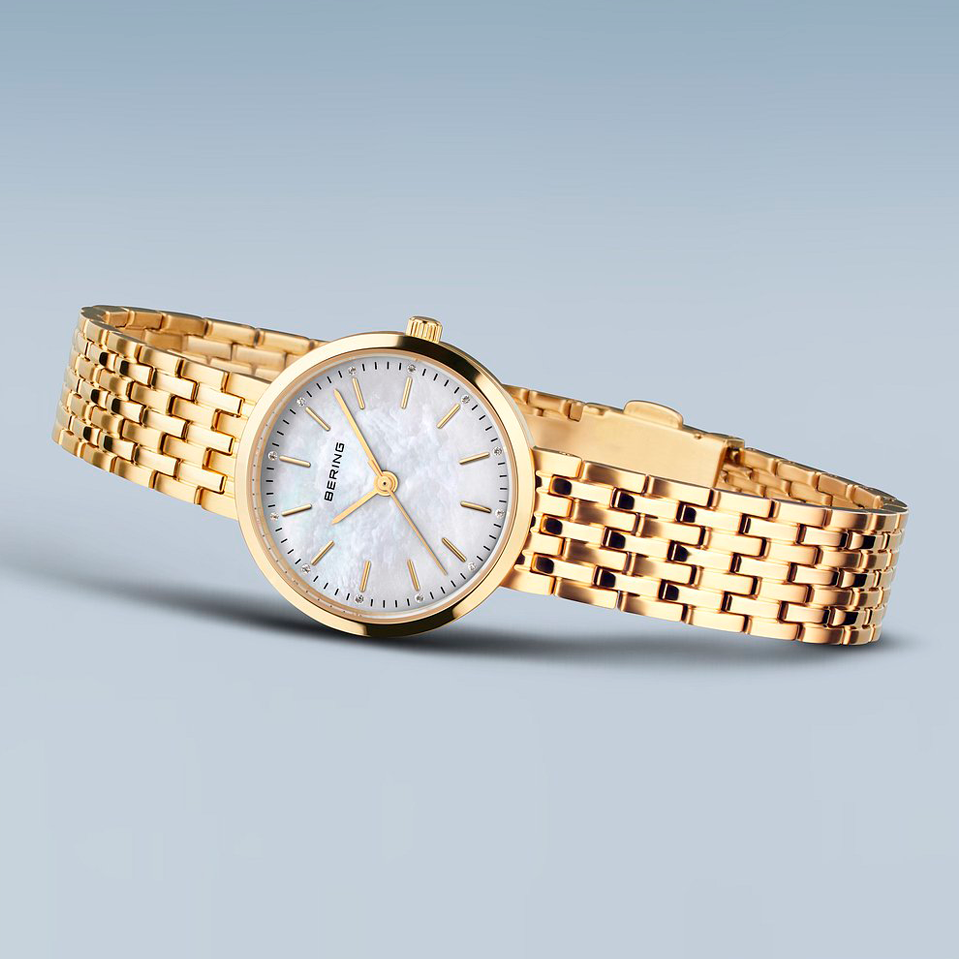 Bering Classic 26 mm dameur model 19126-734 med hvid perlemorsurskive og guldfarvet stållænke