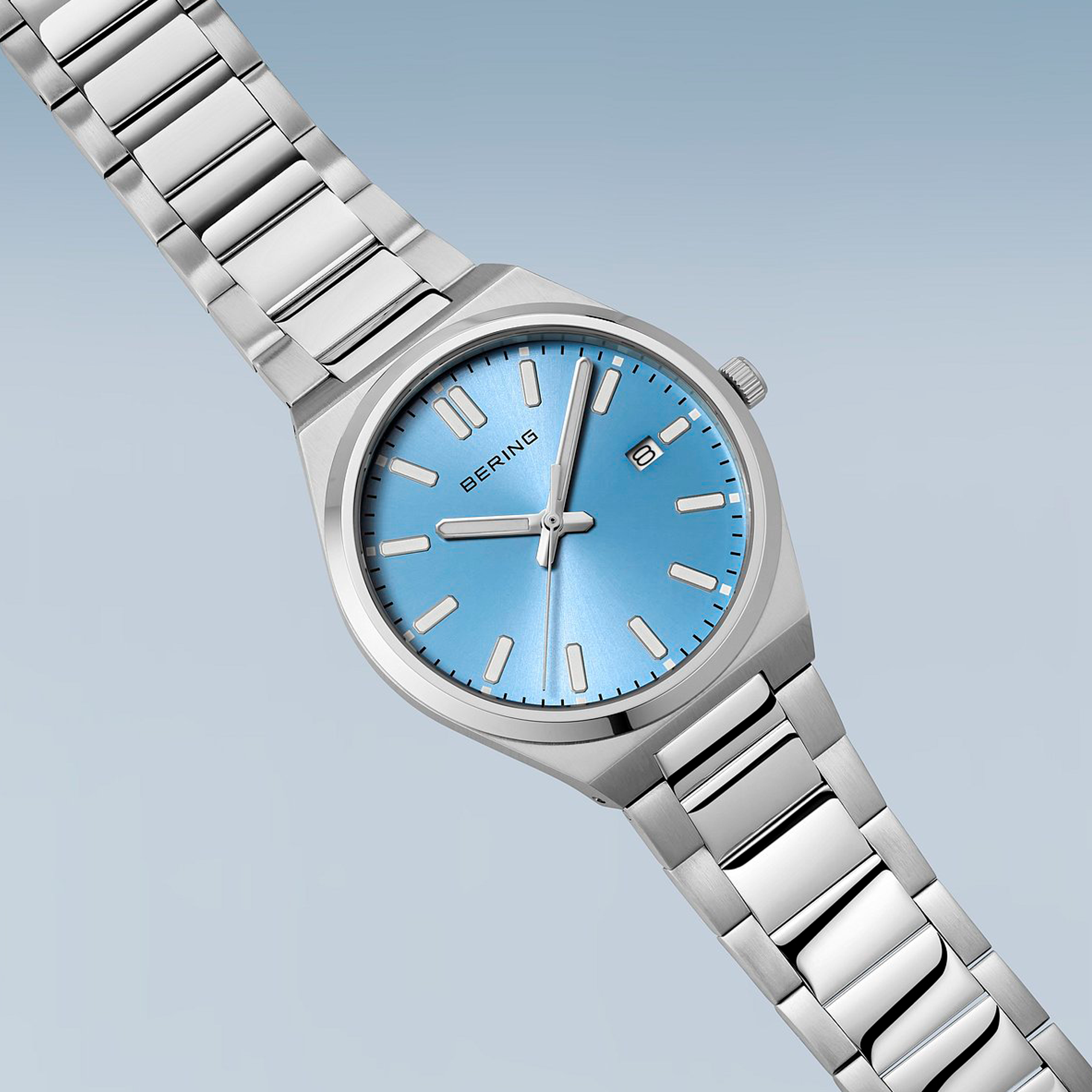 Bering Classic 17639-707 med blå sunray-urskive, datovisning og rustfri stållænke