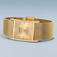 Frontvisning af Bering Classic dameur 26x38 mm i guldfarvet stål