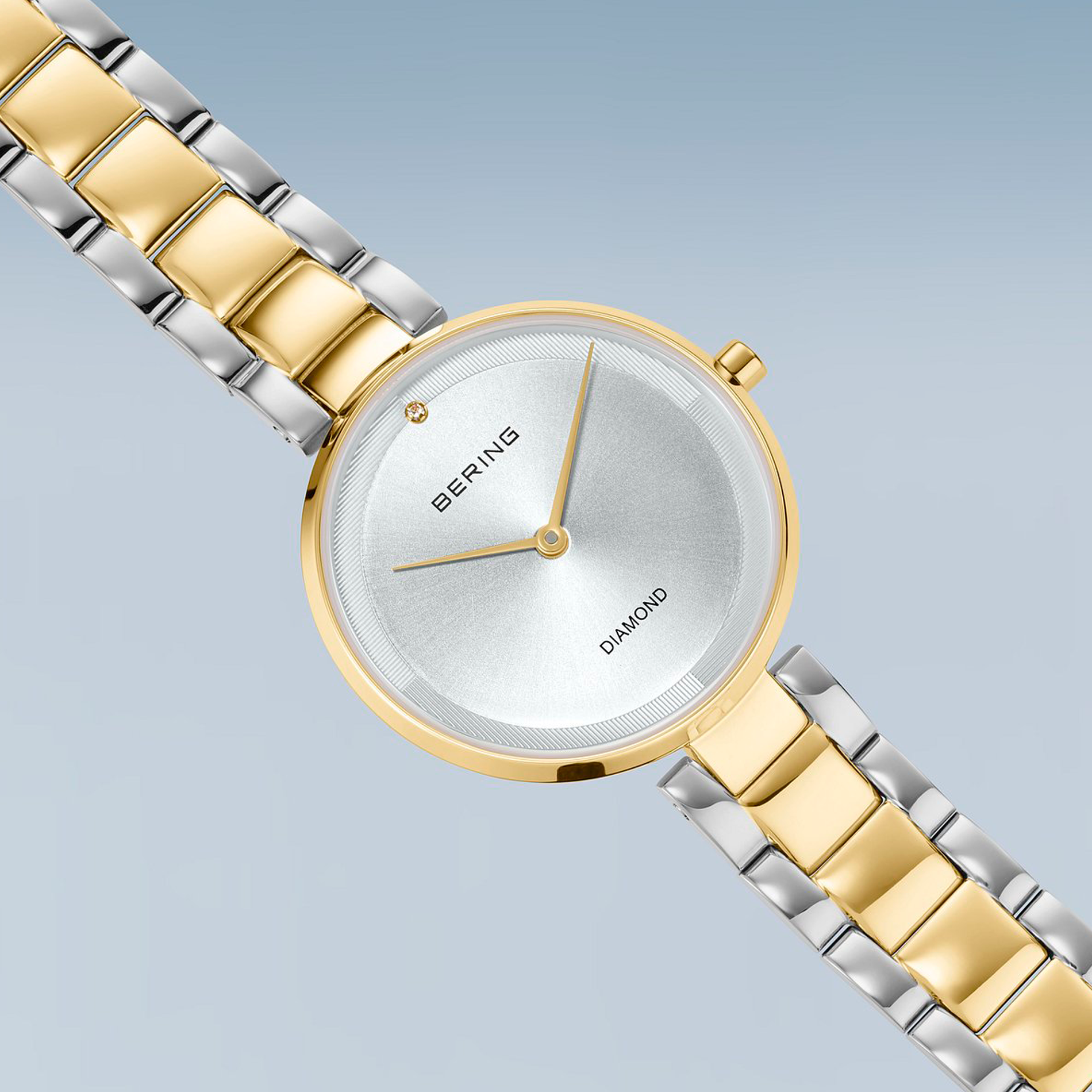 Detaljebillede af sølvfarvet urskive med diamant på Bering Classic dameur