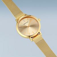 Detaljebillede af Bering Classic dameur med gylden urskive og diamantdetaljer