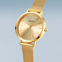 Frontvisning i vinkel af Bering Classic 13434-333 i guldfarvet design