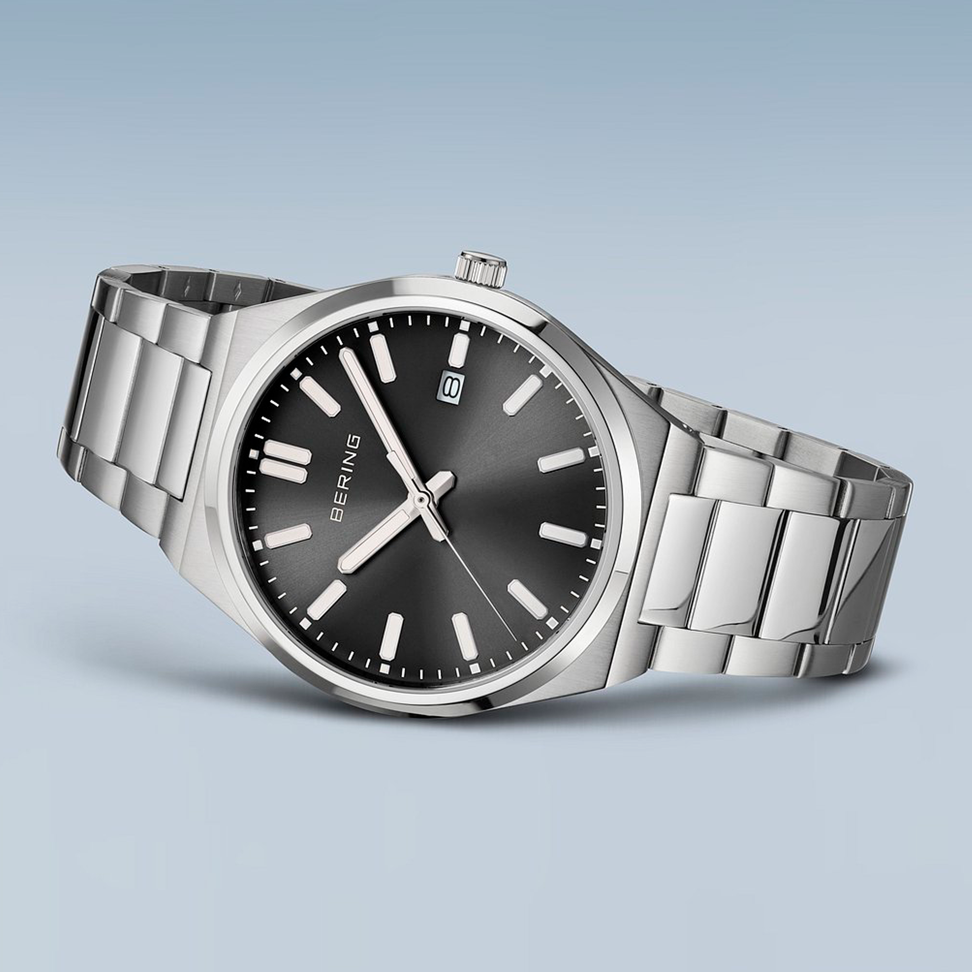 Frontvisning af Bering Classic 39 mm herreur i rustfrit stål med sort urskive