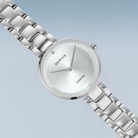 Bering dameur 17529-700 med elegant stållænke og minimalistisk skandinavisk design