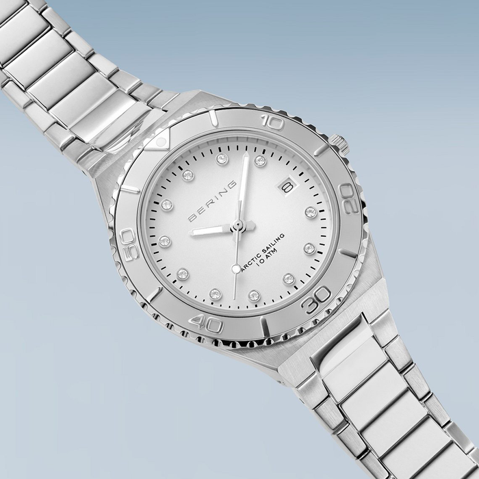 Bering Sale dameur 18936-704 i rustfrit stål med sporty bezel og sølvfarvet urskive