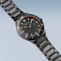Bering herreur 14443-779 i sort rustfrit stål med sporty design og orange detaljer