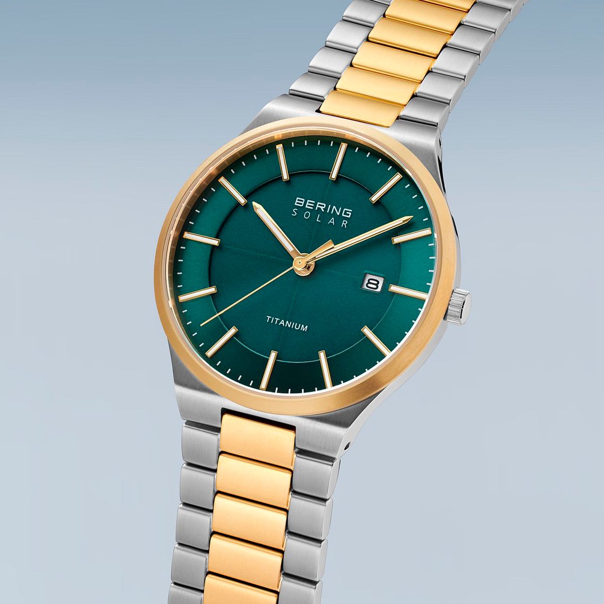 Detaljebillede af Bering Solar 39 mm med grøn urskive og guldfarvede detaljer