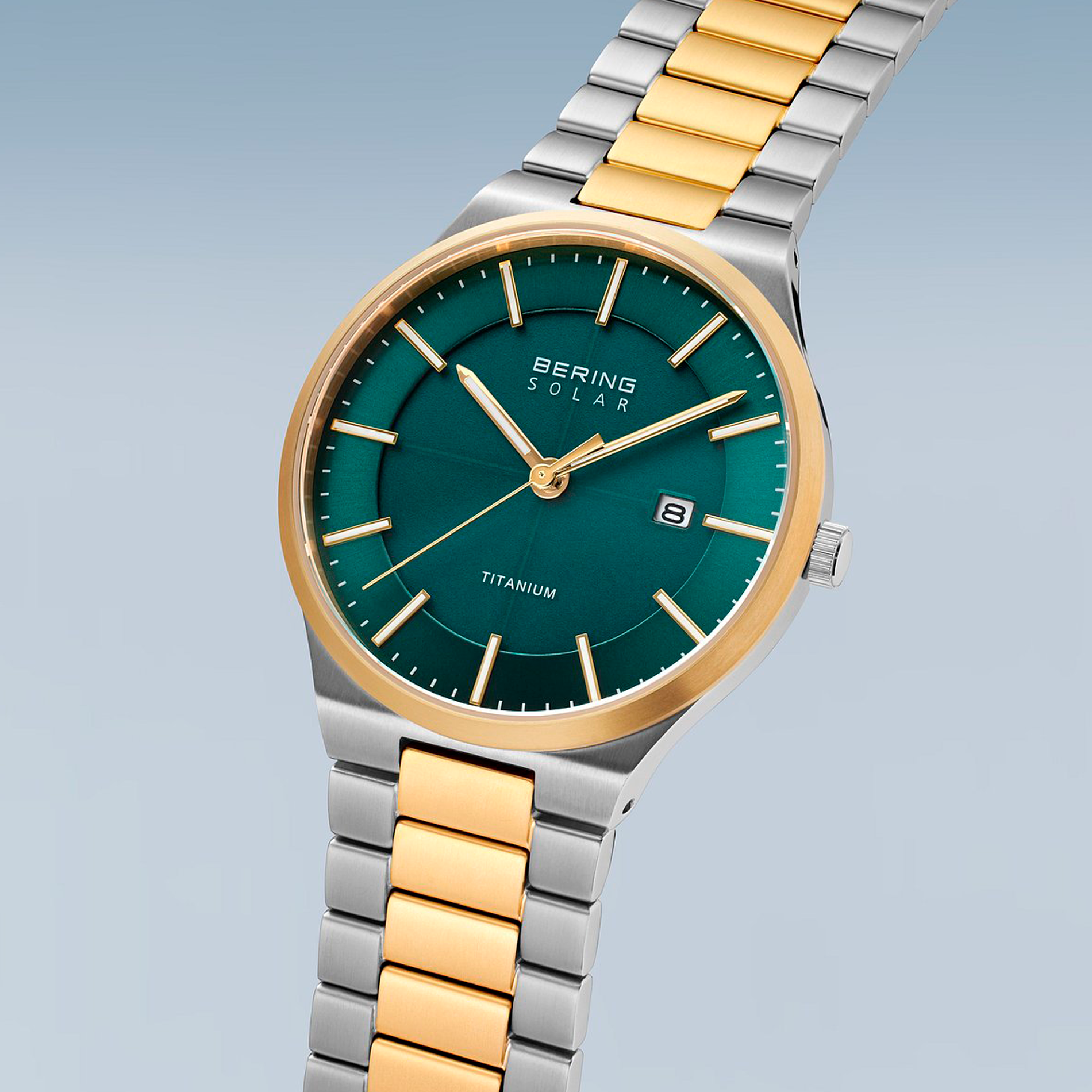 Detaljebillede af Bering Solar 39 mm med grøn urskive og guldfarvede detaljer
