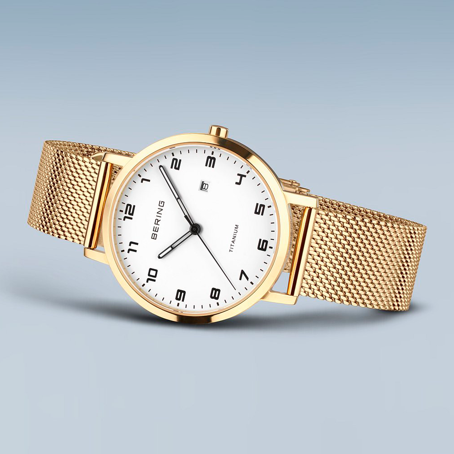 Bering Titanium 34 mm model 18634-334 med hvid urskive og gylden milanaise-rem
