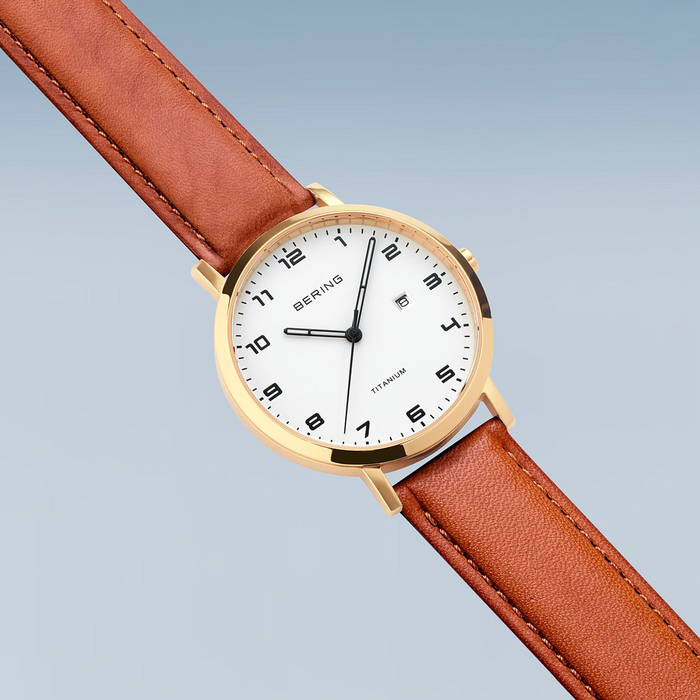 Bering Titanium 18634-534 herreur i guldfarvet titan med datovisning og brun læderrem