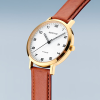 Detaljebillede af Bering Titanium herreur 18634-534 med minimalistisk hvid urskive