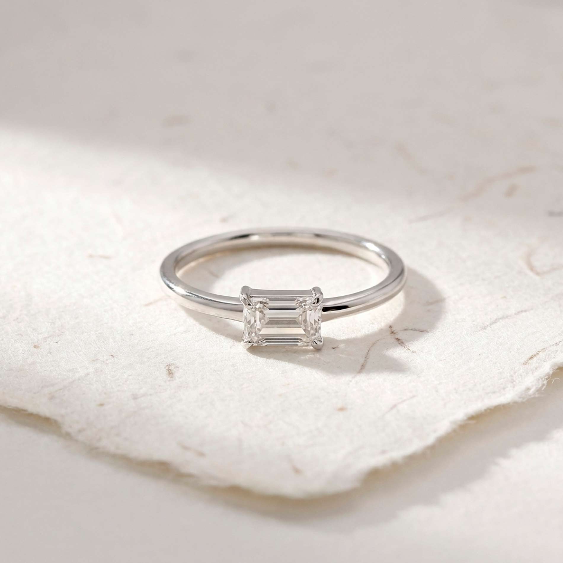 Blair ring i 925 sterlingsølv med klar emerald cut zirkonia, fotograferet som livsstilsbillede