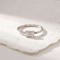 Blair ring i 925 sterlingsølv med klar emerald cut zirkonia, fotograferet som livsstilsbillede