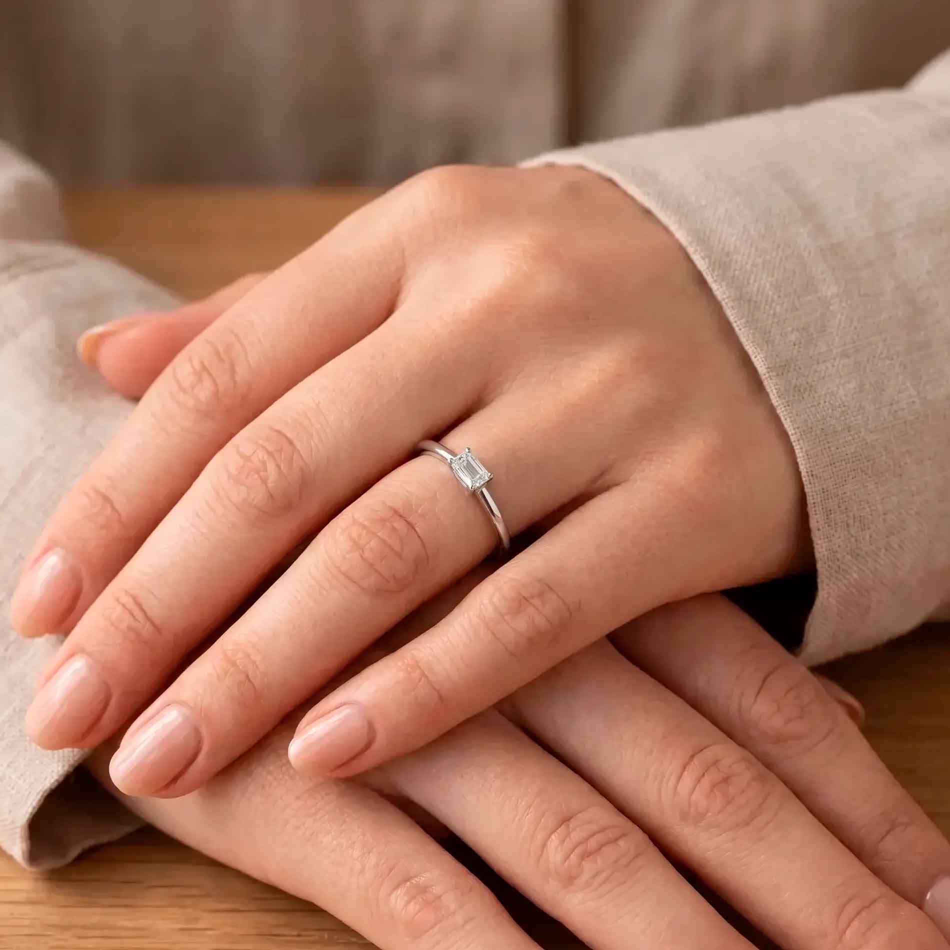 Blair ring i sølv med klar zirkonia i emerald cut båret på hånd