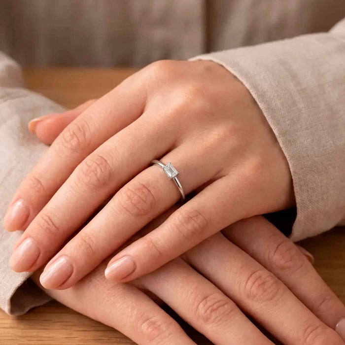 Blair ring i sølv med klar zirkonia i emerald cut båret på hånd