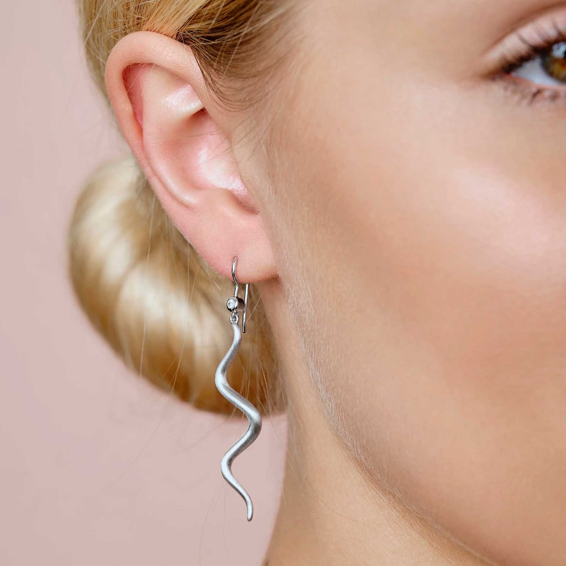 byBiehl Wave øreringe i sølv, set på model