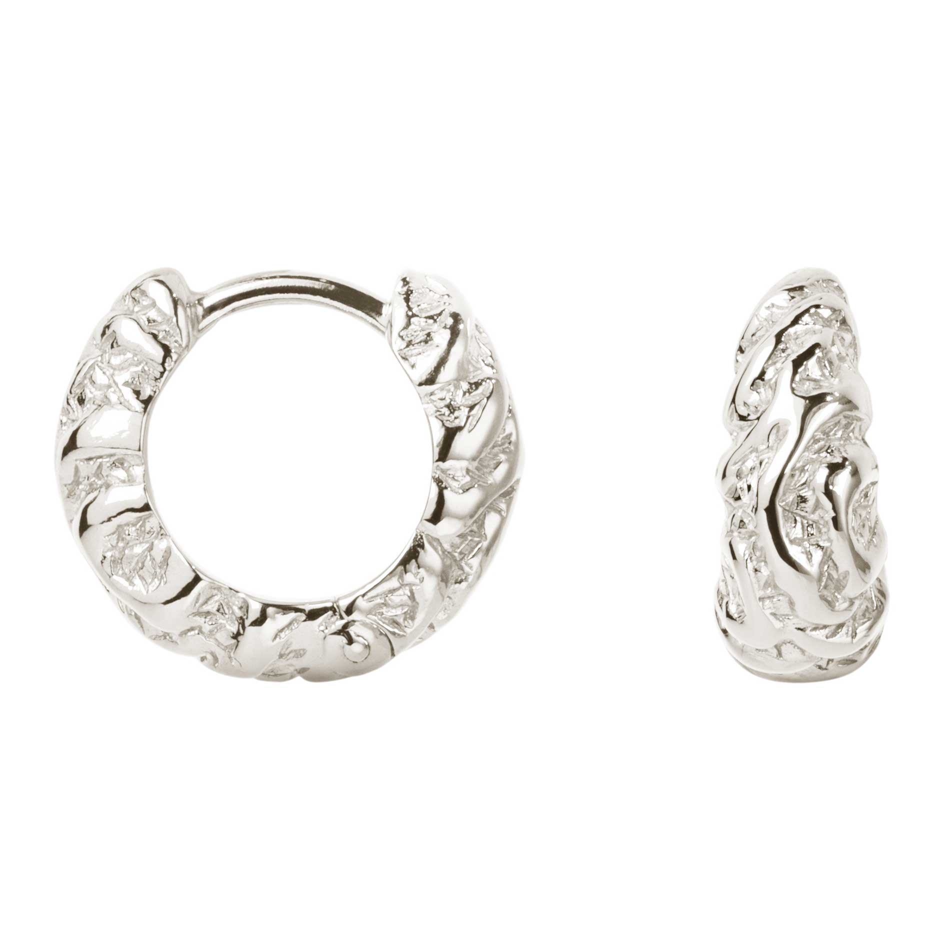 Camille Brinch Lille Zebra Hoops i 925 sterling sølv med Zebra-inspireret tekstur og 14 mm diameter